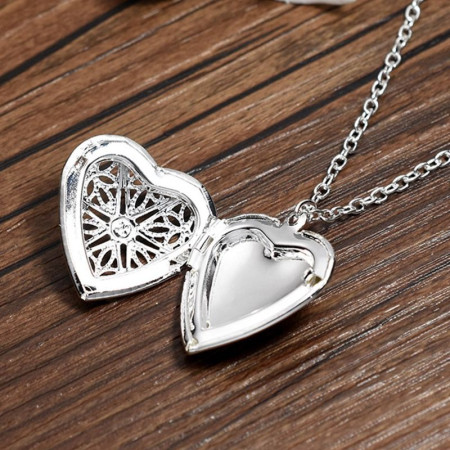 Kaklo papuošalas Širdelė 3D sidabro spalvos; 25x26mm