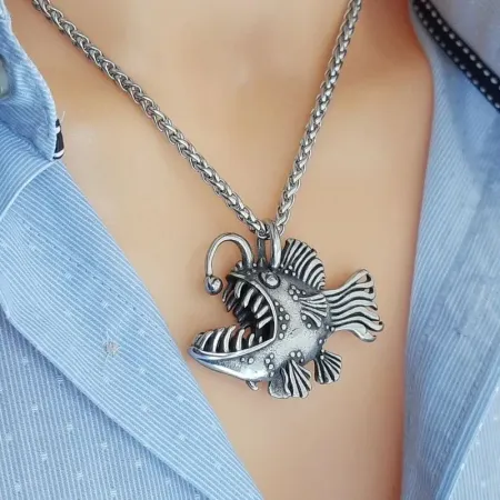 Kaklo papuošalas Deep sea fish sidabro spalvos; 40x50mm